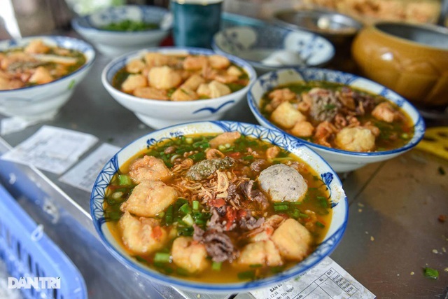 Món bún nhà nghèo có giá chát nhất nhì Hà Nội nhưng vẫn đông khách-1