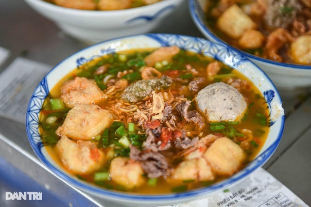Món bún nhà nghèo có giá chát nhất nhì Hà Nội nhưng vẫn đông khách-5