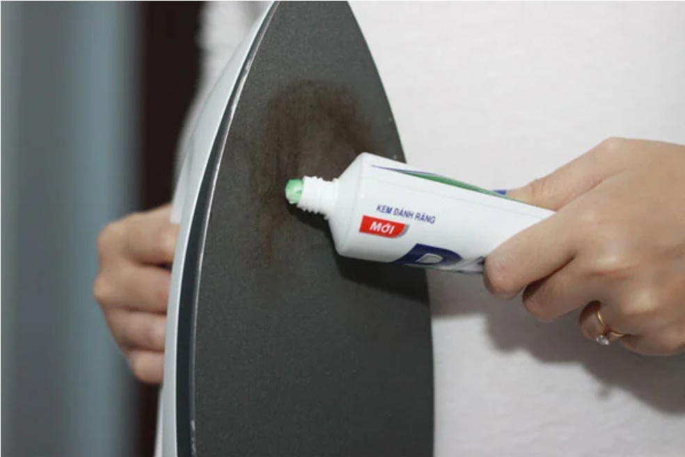 Hô biến vết cháy trên bàn là chỉ với một mẹo vặt đơn giản-1