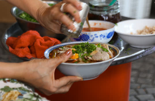 Quán bánh canh cua vỉa hè ngon nức tiếng, bát đắt nhất lên đến 200.000 đồng-7