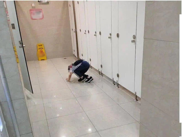 Dắt con trai 5 tuổi vào toilet nữ lúc đông người, được hỏi lý do thì người mẹ phản pháo 1 câu ai nghe cũng phẫn nộ-1