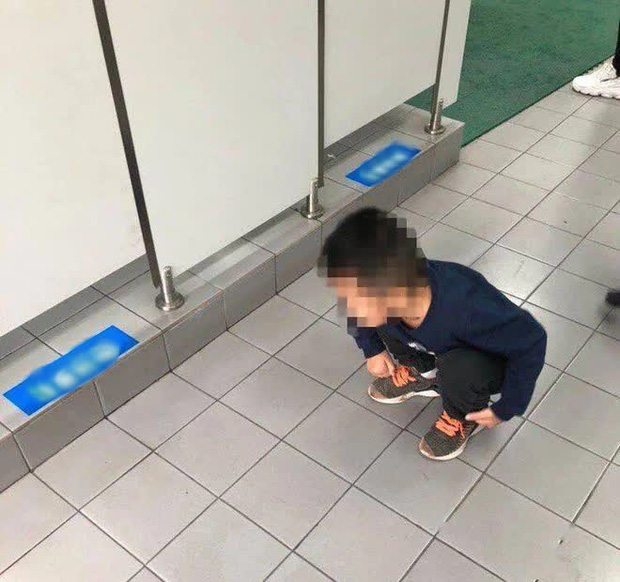 Dắt con trai 5 tuổi vào toilet nữ lúc đông người, được hỏi lý do thì người mẹ phản pháo 1 câu ai nghe cũng phẫn nộ-3