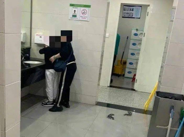 Dắt con trai 5 tuổi vào toilet nữ lúc đông người, được hỏi lý do thì người mẹ phản pháo 1 câu ai nghe cũng phẫn nộ-4