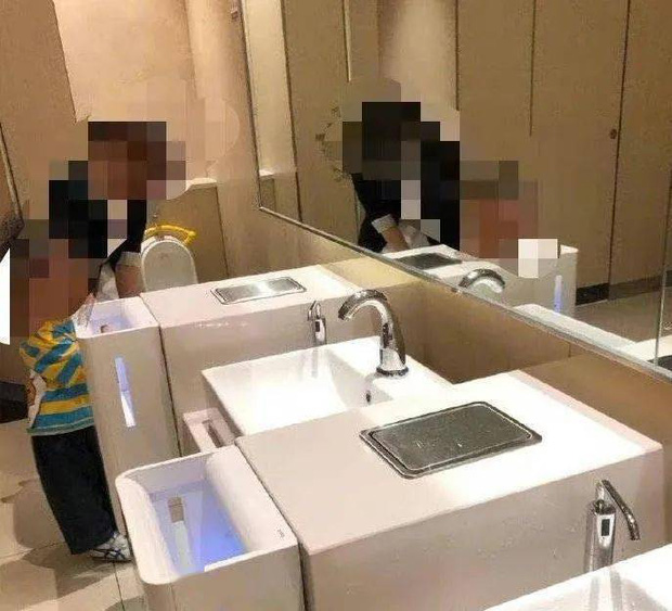 Dắt con trai 5 tuổi vào toilet nữ lúc đông người, được hỏi lý do thì người mẹ phản pháo 1 câu ai nghe cũng phẫn nộ-5