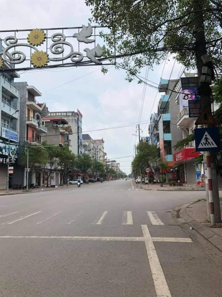 Loạt ảnh TP Bắc Giang vắng lặng, phương tiện chủ yếu di chuyển trên đường là... xe cứu thương-1