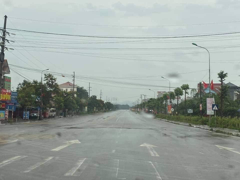 Loạt ảnh TP Bắc Giang vắng lặng, phương tiện chủ yếu di chuyển trên đường là... xe cứu thương-3