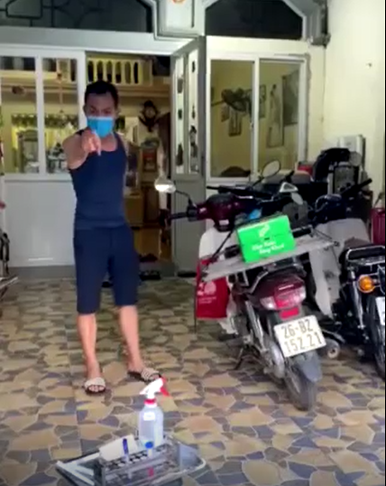 Nam thanh niên trở về từ tâm dịch Bắc Giang nhưng không đồng ý lấy mẫu xét nghiệm, đuổi nhân viên y tế ra khỏi nhà: Anh không quan tâm, gọi người chức cao nhất ra đây-1