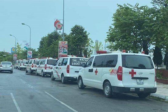 Loạt ảnh TP Bắc Giang vắng lặng, phương tiện chủ yếu di chuyển trên đường là... xe cứu thương