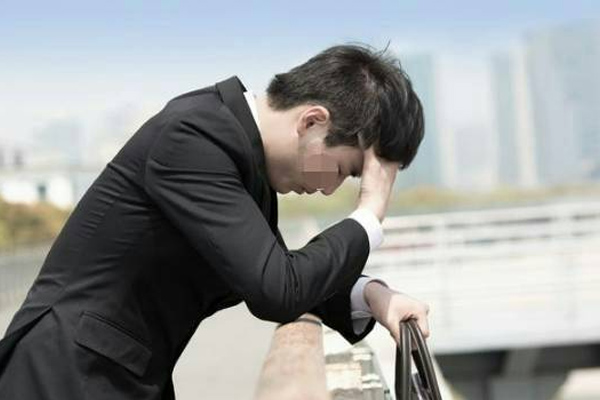 Chồng phải phẫu thuật, tôi tức tốc về quê vay tiền thì mẹ chỉ cho hộp sữa hết hạn sử dụng, ôm cục tức về nhà mở ra xem tôi choáng váng tột độ-2