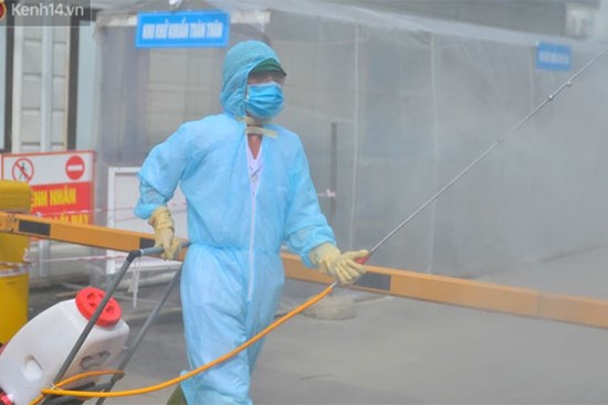 Ảnh: BV Đa khoa huyện Thạch Thất phun khử khuẩn, tạm dừng tiếp nhận bệnh nhân do liên quan ca mắc Covid-19