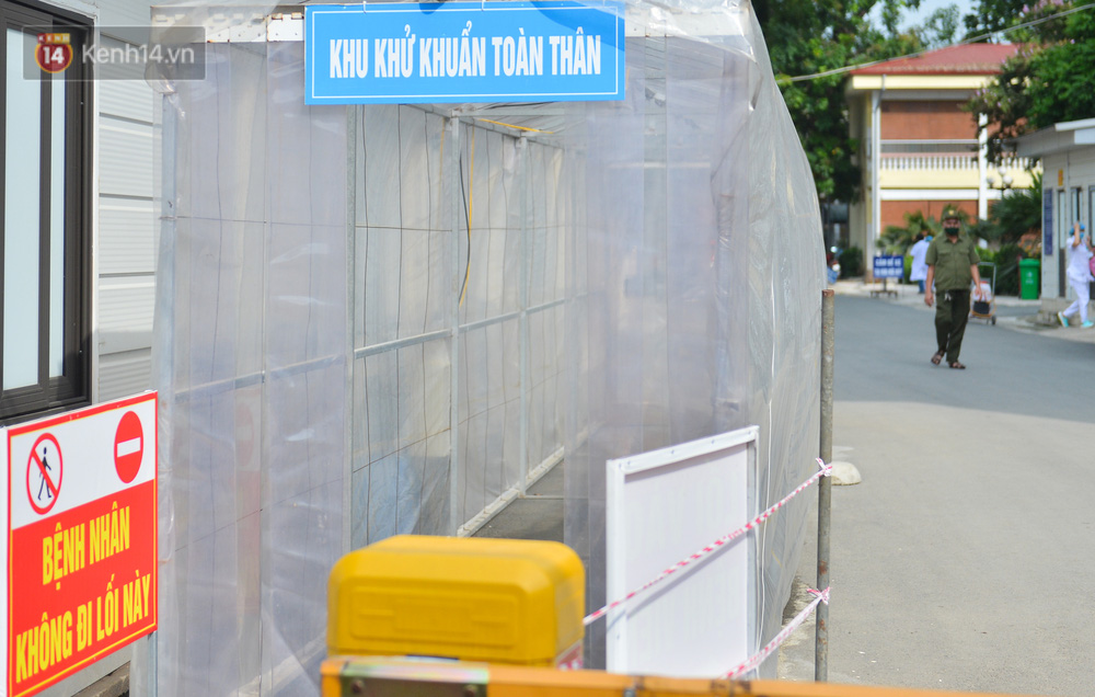 Ảnh: BV Đa khoa huyện Thạch Thất phun khử khuẩn, tạm dừng tiếp nhận bệnh nhân do liên quan ca mắc Covid-19-6