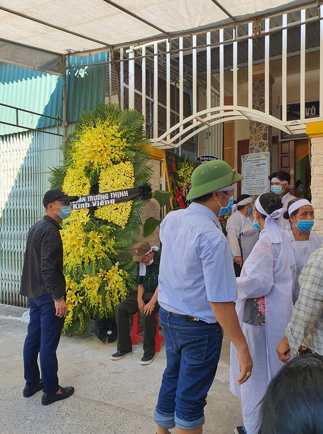 Đám tang NTK Nhật Dũng: Cha già bật khóc đứng vái lạy, nghẹn ngào nói con đi rồi còn ba ở lại-7