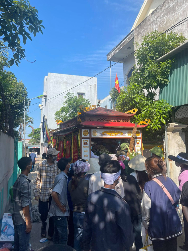 Đám tang NTK Nhật Dũng: Cha già bật khóc đứng vái lạy, nghẹn ngào nói con đi rồi còn ba ở lại-8