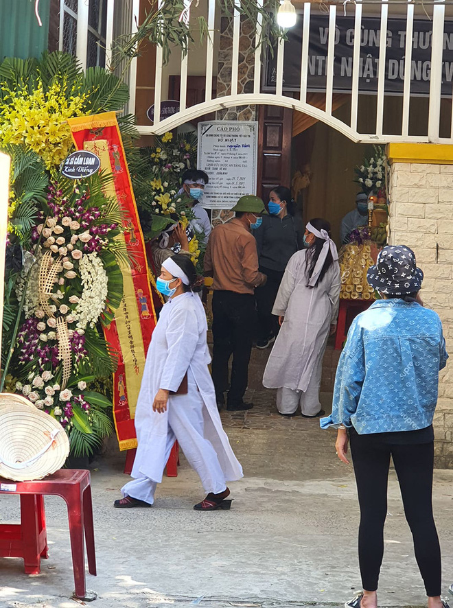 Đám tang NTK Nhật Dũng: Cha già bật khóc đứng vái lạy, nghẹn ngào nói con đi rồi còn ba ở lại-3