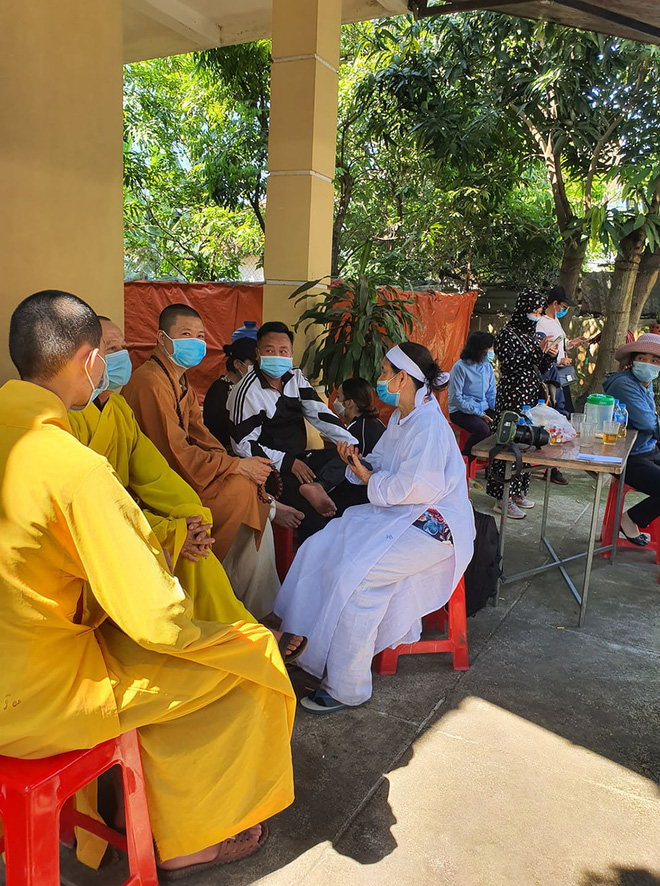 Đám tang NTK Nhật Dũng: Cha già bật khóc đứng vái lạy, nghẹn ngào nói con đi rồi còn ba ở lại-4