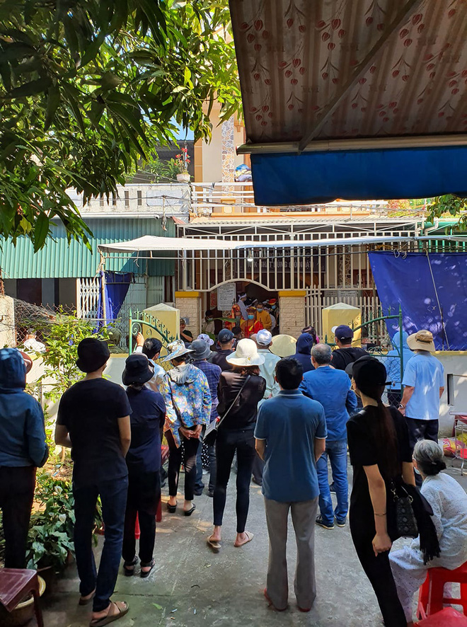 Đám tang NTK Nhật Dũng: Cha già bật khóc đứng vái lạy, nghẹn ngào nói con đi rồi còn ba ở lại-5