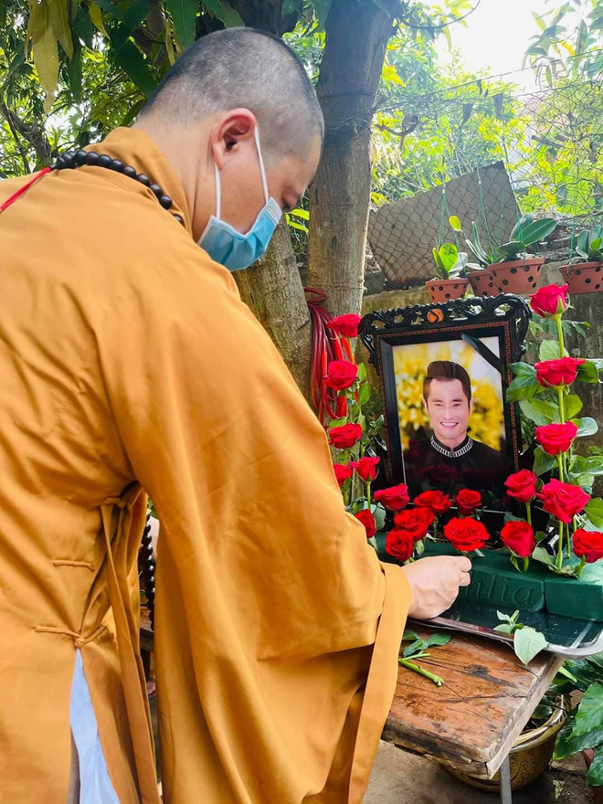 Đám tang NTK Nhật Dũng: Cha già bật khóc đứng vái lạy, nghẹn ngào nói con đi rồi còn ba ở lại-1
