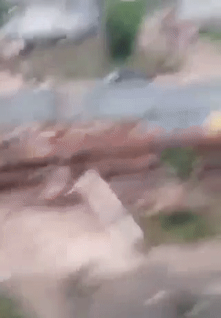 Bệnh nhân leo ra ngoài cửa sổ rồi rơi từ tầng 3 bệnh viện xuống đất tử vong-1