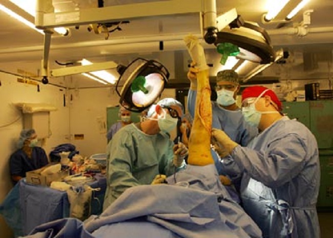 Cụ ông bị đau chân đến phòng khám tư kiểm tra và được chỉ định cưa chân, phẫu thuật xong bác sĩ cúi rạp xin lỗi vì lý do trời ơi đất hỡi-1