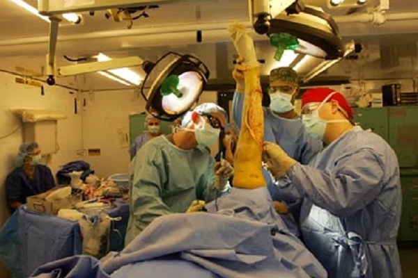 Ông cụ 66 tuổi thuê phòng nghỉ cùng gái trẻ, hôm sau nhân viên phục vụ bước vào chứng kiến cảnh tượng không ngờ-6