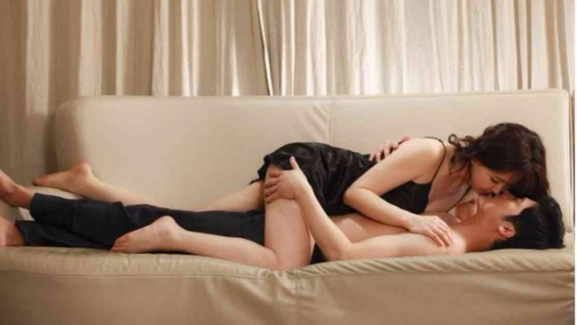 Nửa đêm mặc váy ngủ gợi cảm mời gọi chồng nhưng nhận về cái kết tê tái, đáp án vào hôm sau mới khiến cô vợ được thông não-2