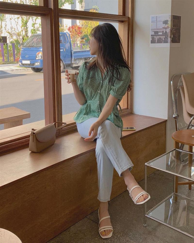 Kiểu quần jeans dễ mặc hơn skinny jeans, không hay dìm dáng như quần ống rộng nên xứng đáng để đầu tư-1