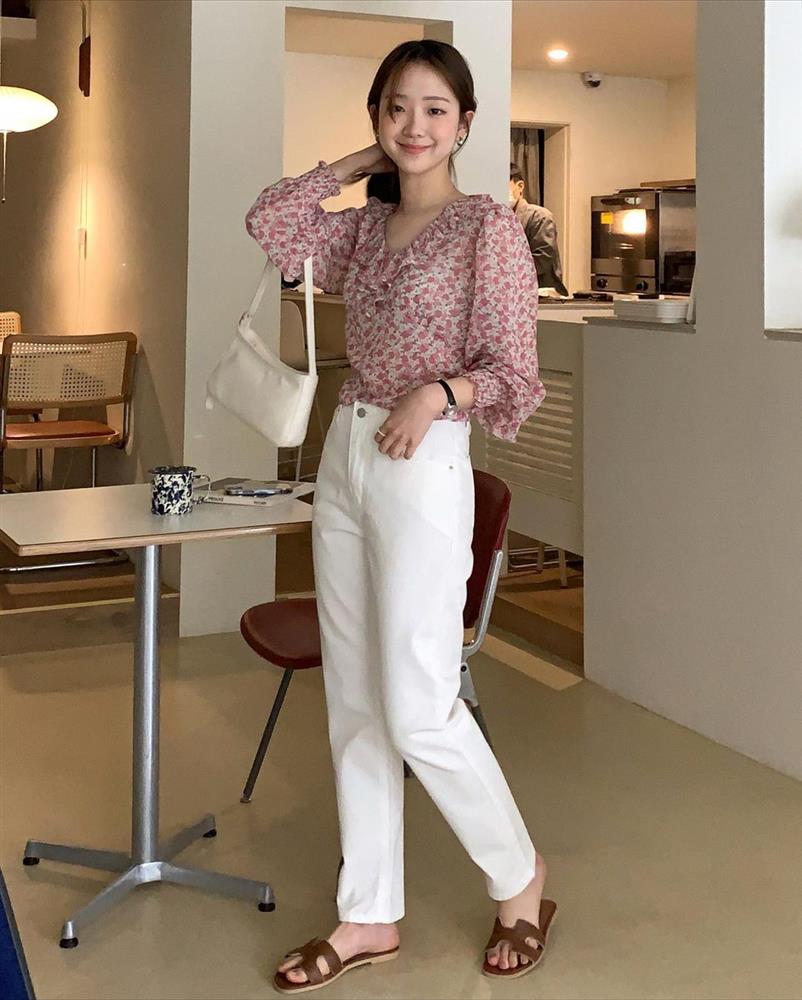 Kiểu quần jeans dễ mặc hơn skinny jeans, không hay dìm dáng như quần ống rộng nên xứng đáng để đầu tư-2