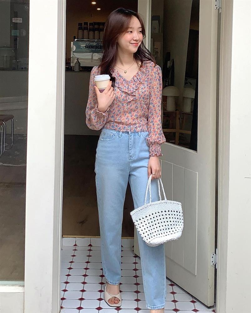 Kiểu quần jeans dễ mặc hơn skinny jeans, không hay dìm dáng như quần ống rộng nên xứng đáng để đầu tư-3