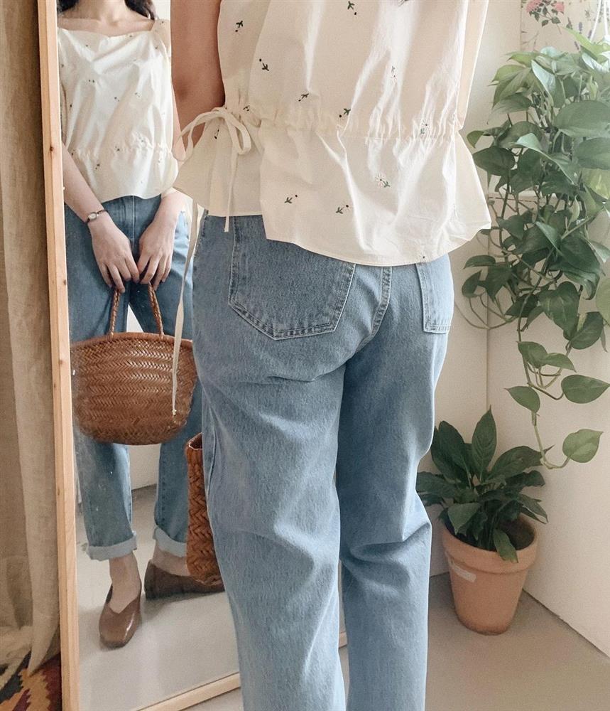 Kiểu quần jeans dễ mặc hơn skinny jeans, không hay dìm dáng như quần ống rộng nên xứng đáng để đầu tư-5