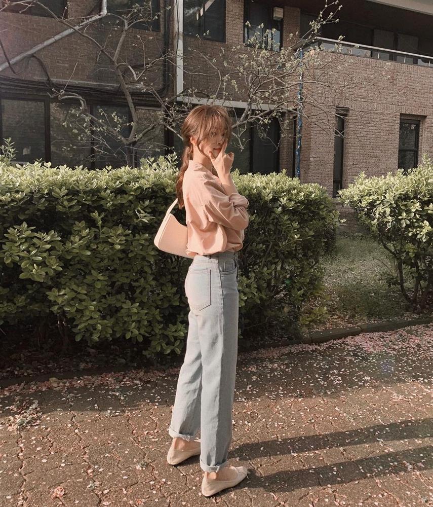 Kiểu quần jeans dễ mặc hơn skinny jeans, không hay dìm dáng như quần ống rộng nên xứng đáng để đầu tư-11