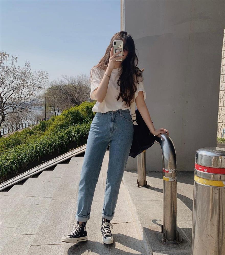 Kiểu quần jeans dễ mặc hơn skinny jeans, không hay dìm dáng như quần ống rộng nên xứng đáng để đầu tư-6