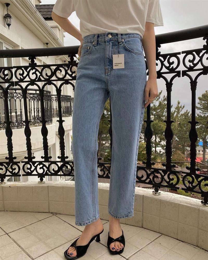 Kiểu quần jeans dễ mặc hơn skinny jeans, không hay dìm dáng như quần ống rộng nên xứng đáng để đầu tư-7