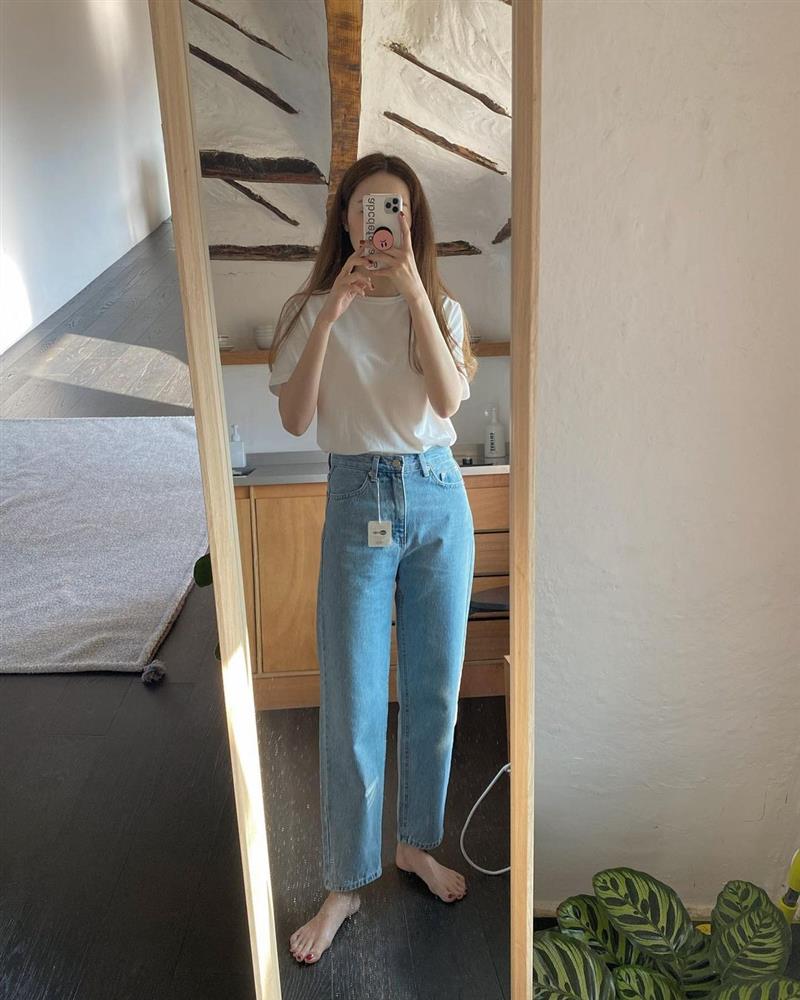 Kiểu quần jeans dễ mặc hơn skinny jeans, không hay dìm dáng như quần ống rộng nên xứng đáng để đầu tư-9