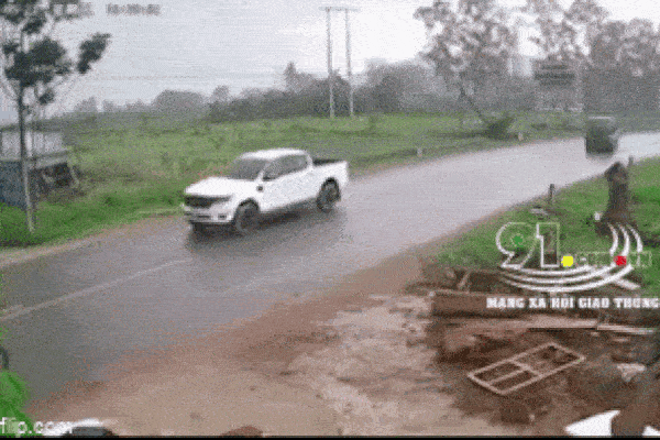 Mặt đường bất ngờ phát nổ kinh hoàng, hất tung công nhân và người đi bộ-1