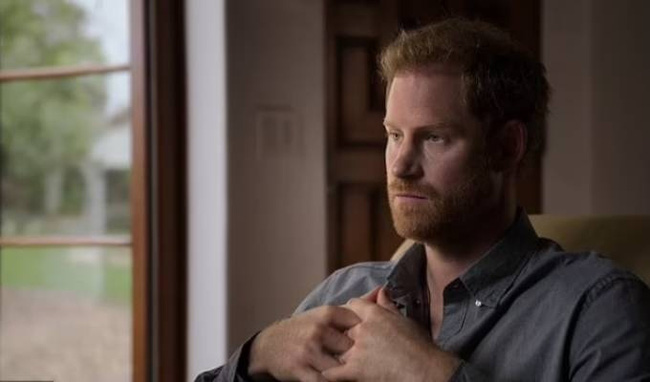 Ông nội mới mất chưa bao lâu, Hoàng tử Harry có hành động kỳ lạ trên sóng truyền hình, bôi nhọ danh tiếng Hoàng gia Anh-1