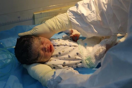 Mổ cấp cứu cho sản phụ mắc Covid-19 suy hô hấp tại Bệnh viện Bệnh Nhiệt đới trung ương