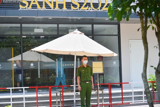 Ảnh: Cận cảnh phong toả toà chung cư 500 người dân ở Vinhomes Ocean Park do liên quan ca Covid-19