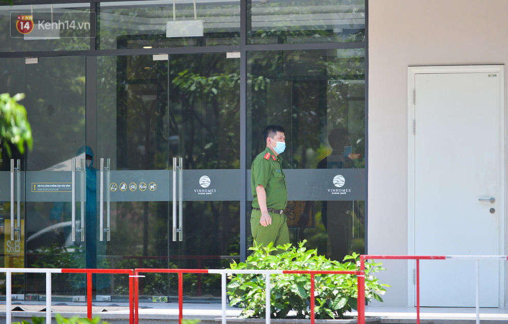 Ảnh: Cận cảnh phong toả toà chung cư 500 người dân ở Vinhomes Ocean Park do liên quan ca Covid-19-2