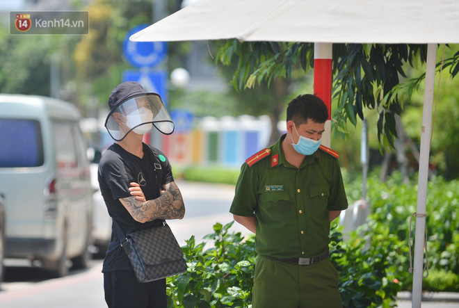 Ảnh: Cận cảnh phong toả toà chung cư 500 người dân ở Vinhomes Ocean Park do liên quan ca Covid-19-11