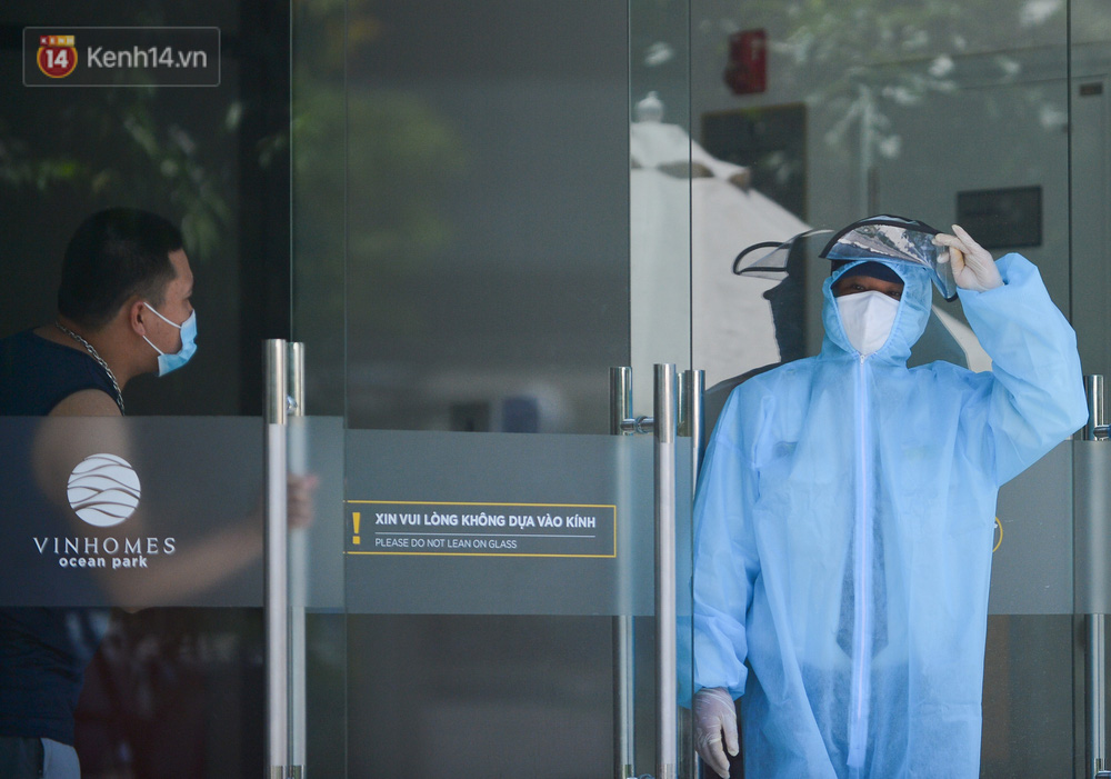 Ảnh: Cận cảnh phong toả toà chung cư 500 người dân ở Vinhomes Ocean Park do liên quan ca Covid-19-13