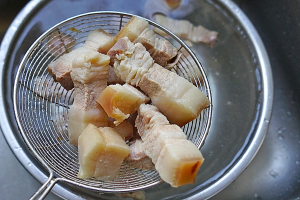 Khoe món thịt kho, Tăng Thanh Hà khiến ai cũng trầm trồ vì nước trong veo và đây là 3 cách kho thịt ngon như cách nàng dâu hào môn nấu-6