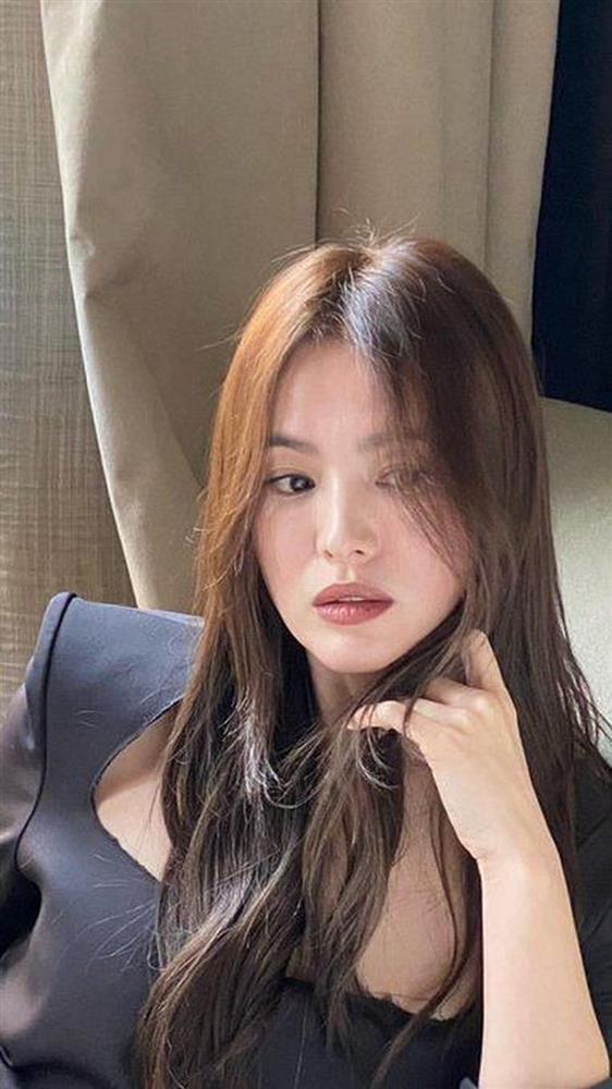 Song Hye Kyo bao năm chỉ để tóc đen và nâu, nhìn ảnh tóc đỏ của cô sẽ hiểu ngay lý do-1