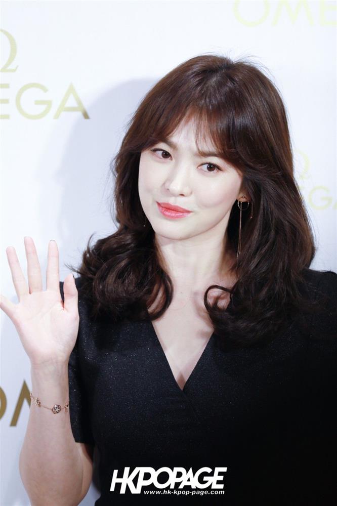 Song Hye Kyo bao năm chỉ để tóc đen và nâu, nhìn ảnh tóc đỏ của cô sẽ hiểu ngay lý do-9