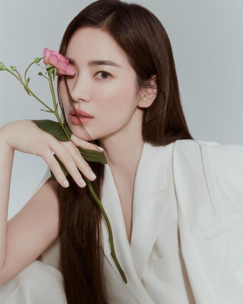 Song Hye Kyo bao năm chỉ để tóc đen và nâu, nhìn ảnh tóc đỏ của cô sẽ hiểu ngay lý do-10