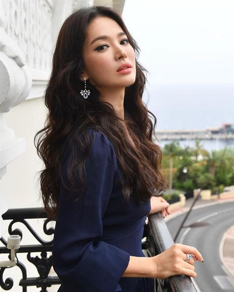 Song Hye Kyo bao năm chỉ để tóc đen và nâu, nhìn ảnh tóc đỏ của cô sẽ hiểu ngay lý do-11