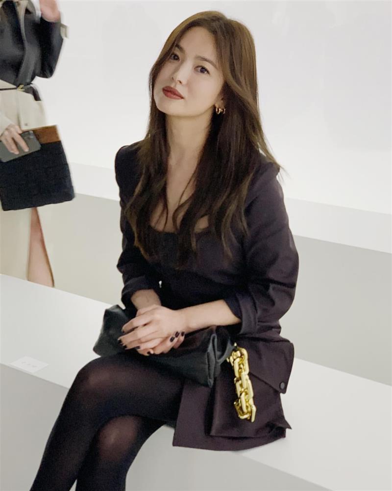 Song Hye Kyo bao năm chỉ để tóc đen và nâu, nhìn ảnh tóc đỏ của cô sẽ hiểu ngay lý do-2