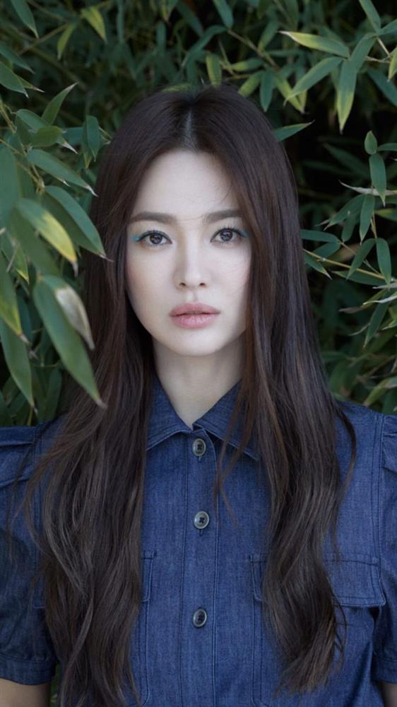 Song Hye Kyo bao năm chỉ để tóc đen và nâu, nhìn ảnh tóc đỏ của cô sẽ hiểu ngay lý do-3