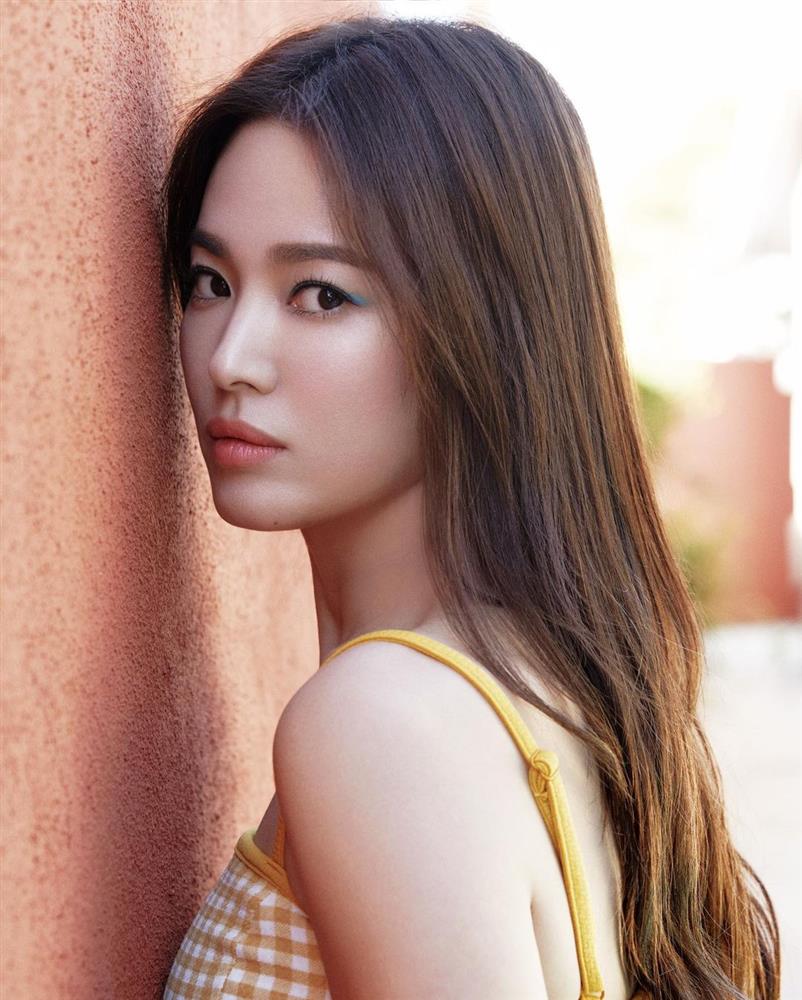 Song Hye Kyo bao năm chỉ để tóc đen và nâu, nhìn ảnh tóc đỏ của cô sẽ hiểu ngay lý do-7