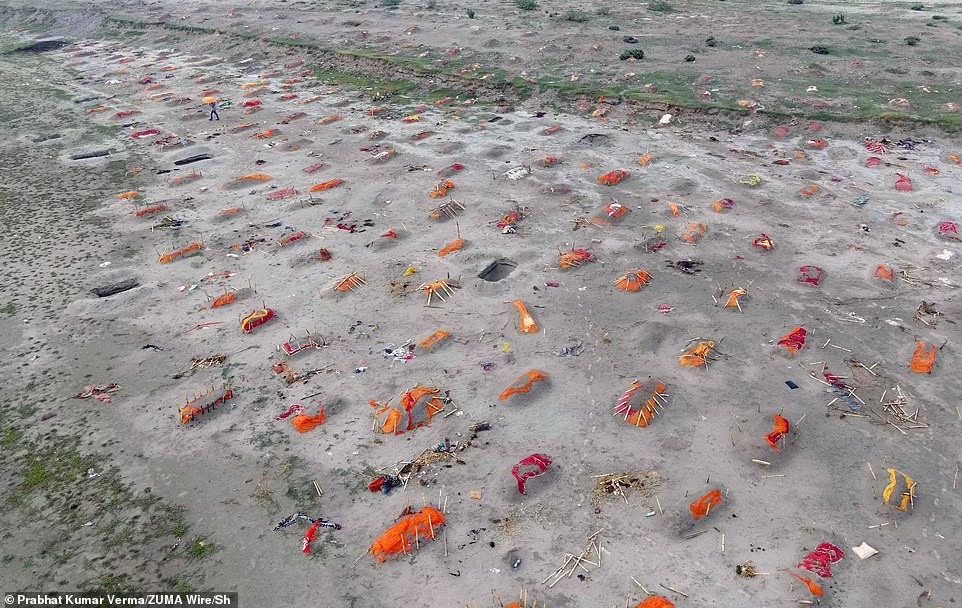 Nhìn từ trên cao mộ tập thể chôn vùi hàng nghìn thi thể nạn nhân Covid-19 ở bờ sông linh thiêng nhất Ấn Độ, không khí ngập tràn mùi xác chết-1