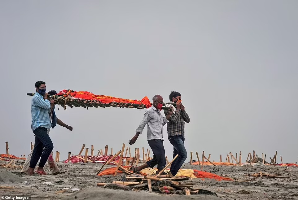 Nhìn từ trên cao mộ tập thể chôn vùi hàng nghìn thi thể nạn nhân Covid-19 ở bờ sông linh thiêng nhất Ấn Độ, không khí ngập tràn mùi xác chết-10